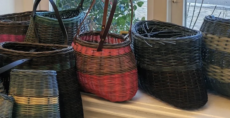 Flett en veske og et hattehode av rotting